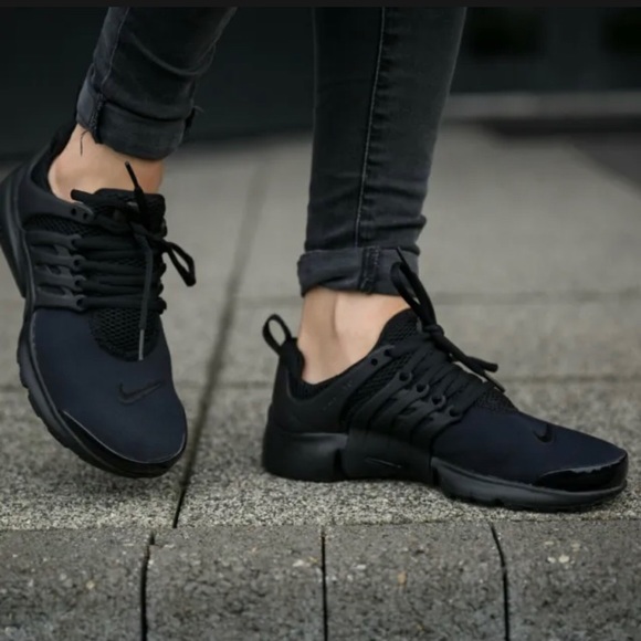 Nike Presto Triple Black Running Shoes - Picture 2 of 10